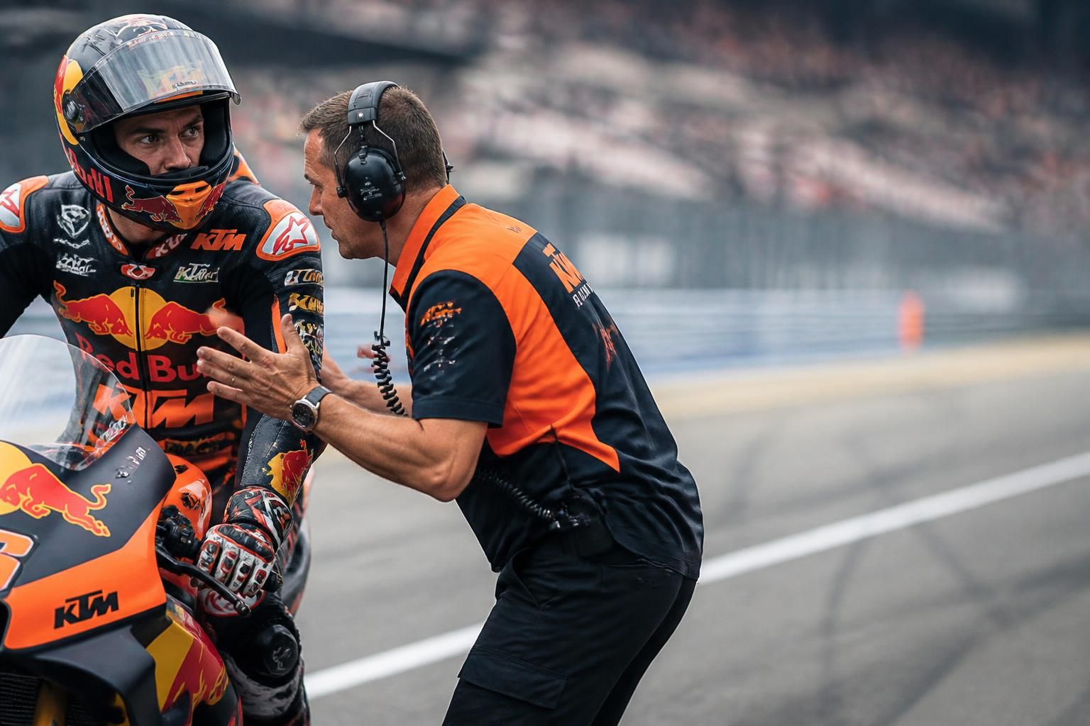 découvrez comment le conflit avec viñales met en lumière la vulnérabilité cachée de ktm dans le monde de la course moto.