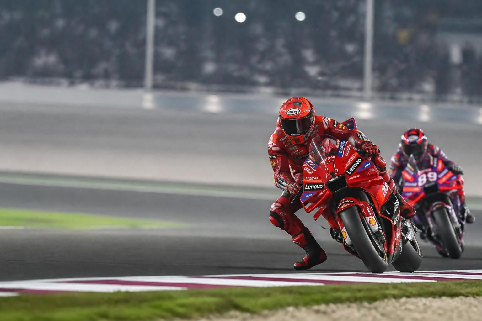 découvrez les moments clés et les surprises marquantes de la première moitié de la saison motogp, entre performances inattendues et revirements passionnants.