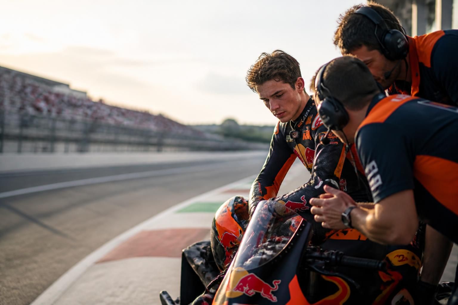 découvrez comment ktm analyse le départ d'acosta en motogp et les leçons qu'ils en tirent pour l'avenir de leur espoir.