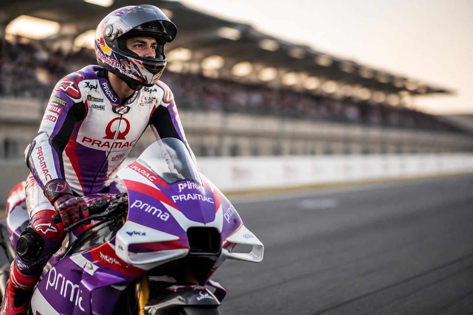 découvrez l'exclusivité pramac avec toprak razgatlıoğlu qui partage un aperçu captivant de sa nouvelle aventure en motogp. plongez dans les coulisses et vivez l'excitation de la course.