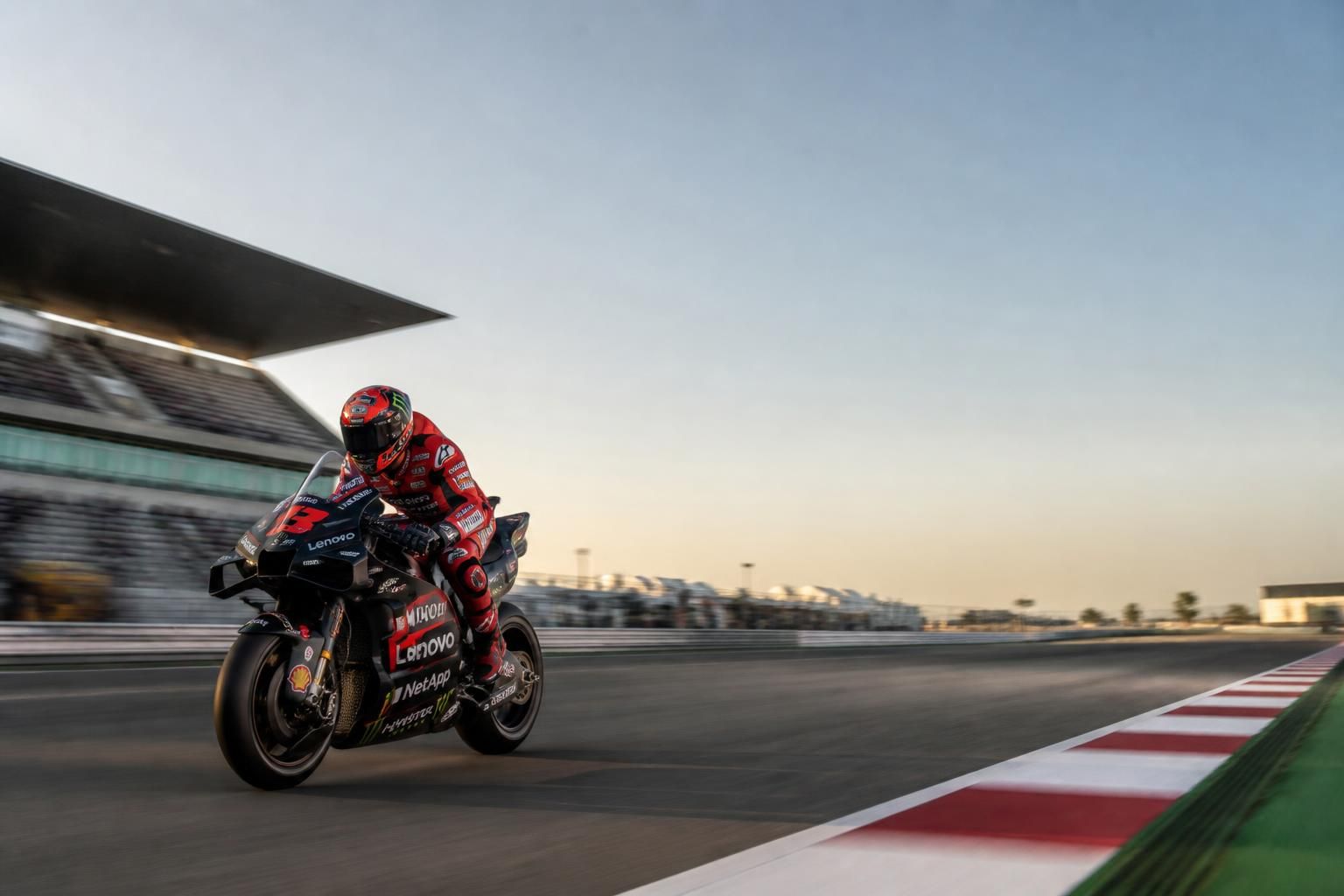 découvrez la reprise des essais motogp où les moteurs rugissent à nouveau, annonçant une saison pleine de passion et de performances spectaculaires sur les circuits.