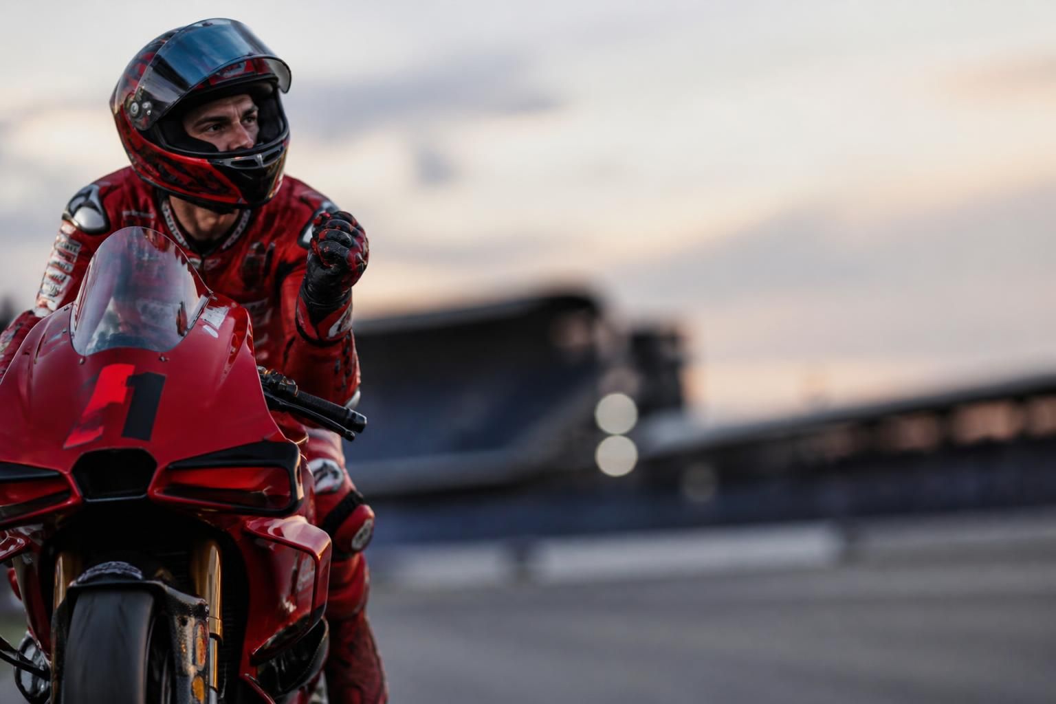 après une défaite en grande-bretagne, bagnaia, pilote ducati, se prépare avec détermination pour une revanche ambitieuse lors des prochaines courses.