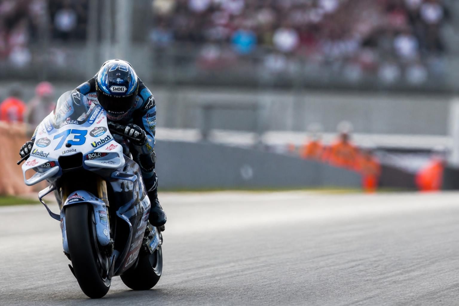 découvrez comment álex márquez impose son rythme dès la reprise des el1, montrant une performance dominante et déterminée sur la piste.