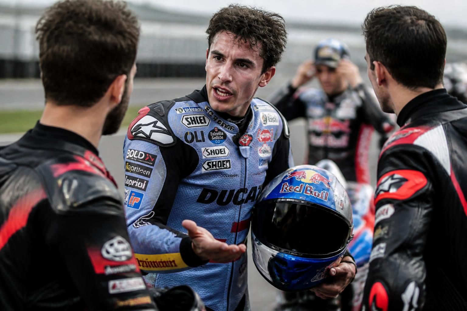 découvrez l'échauffement animé où álex márquez répond avec intensité aux pilotes aprilia, promettant une confrontation palpitante sur la piste.