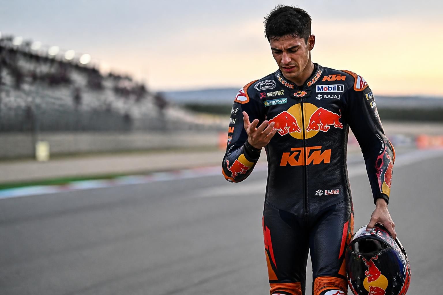 découvrez les émotions d'acosta après le sprint du gp d'aragon, où il exprime son profond regret et partage sa frustration intense suite à sa performance.
