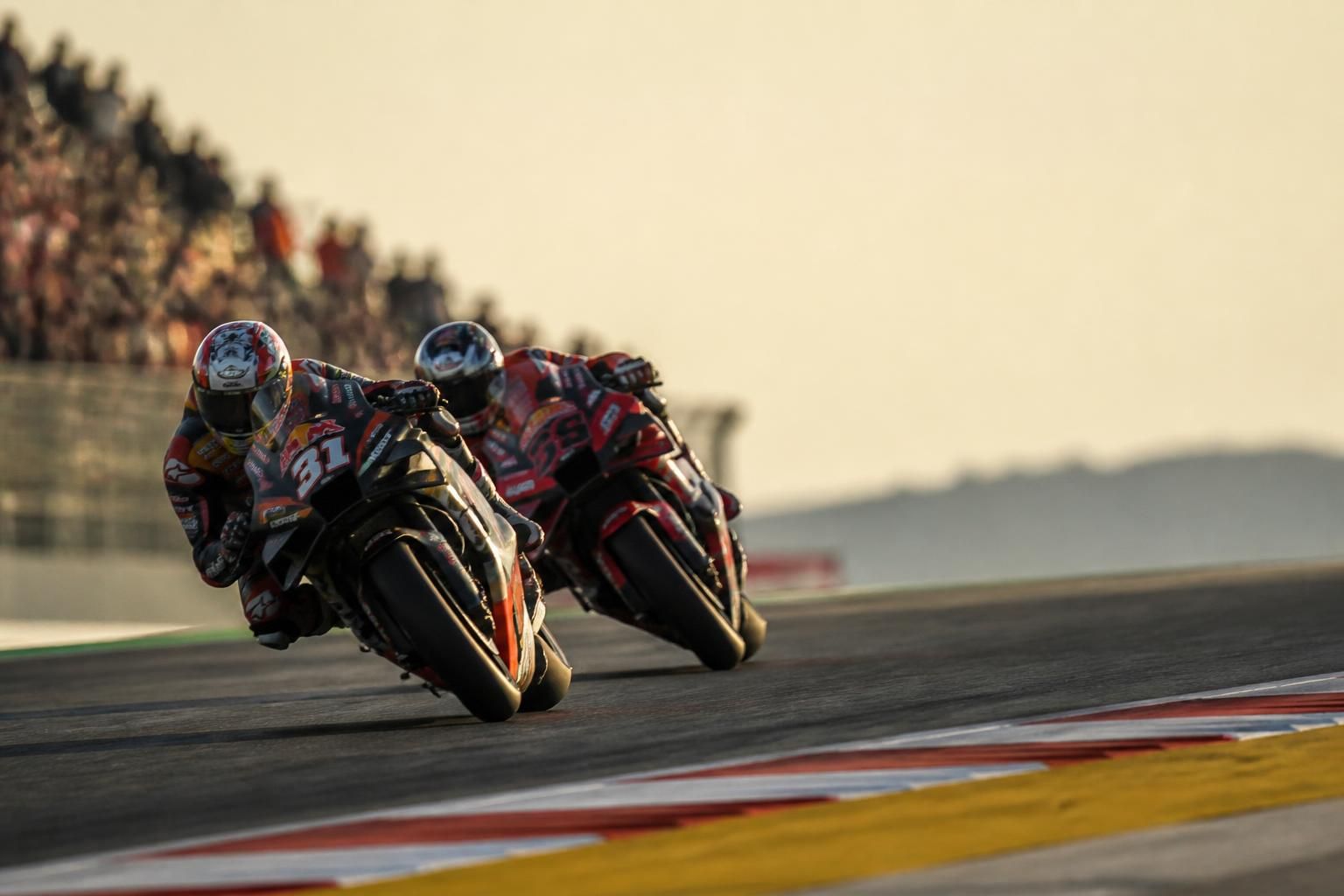 revivez le grand prix d'aragon où acosta a brillé, flirtant avec le danger pour offrir un dépassement audacieux et décrocher un podium spectaculaire.