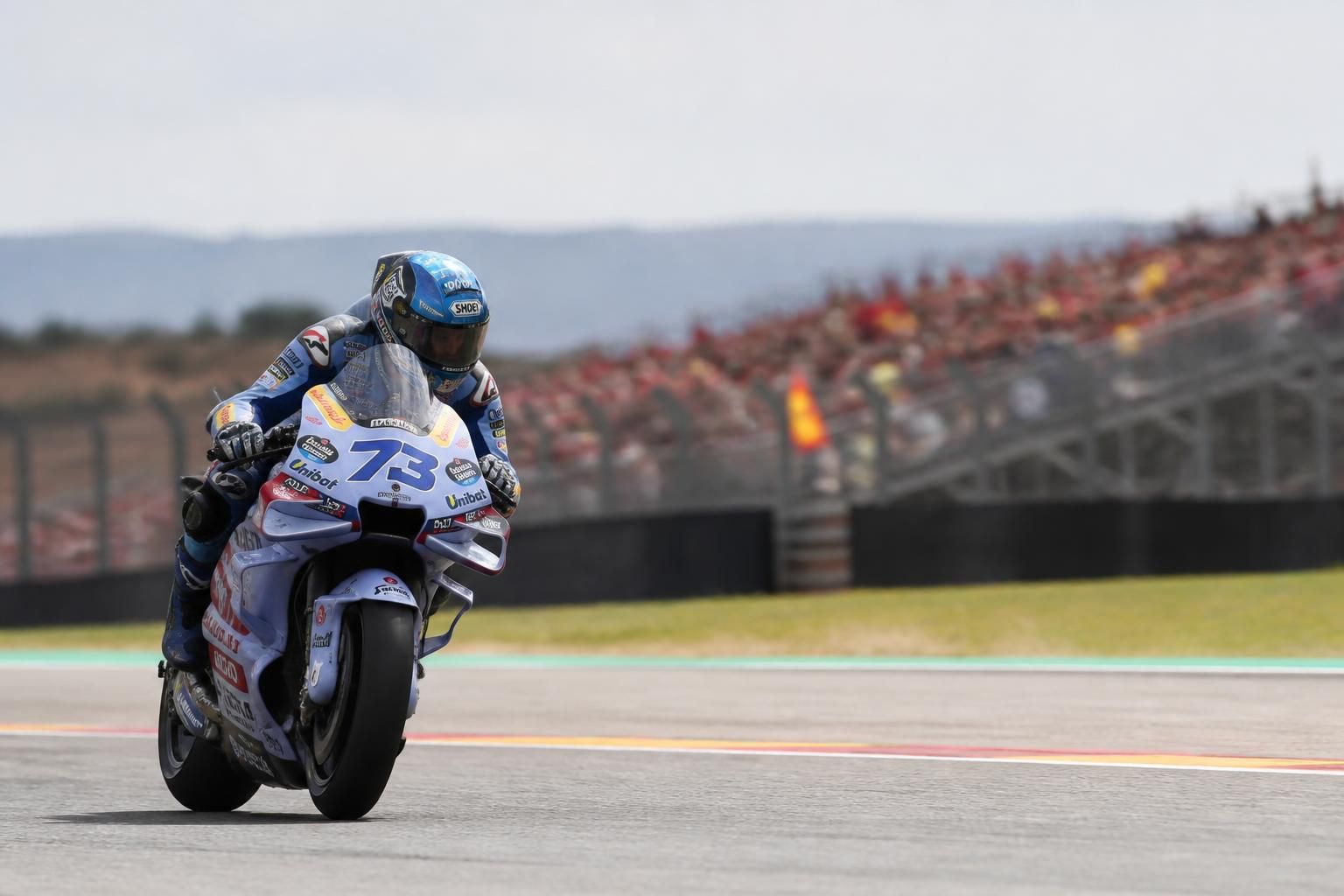 alex márquez domine le gp d'aragon en imposant un rythme impressionnant, envoyant un message fort aux concurrents avant la course décisive de dimanche.