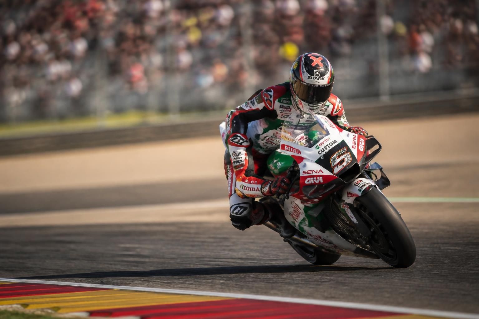 au gp d'aragon, trois mois après sa blessure, johann zarco se qualifie directement en q2 et révèle les améliorations majeures apportées à sa honda pour optimiser ses performances.