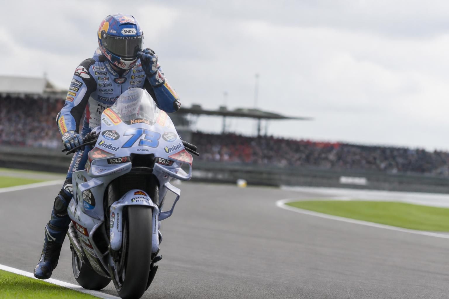 lors du gp de grande-bretagne à silverstone, álex márquez manque une occasion précieuse de briller, laissant échapper une opportunité en or sur le circuit emblématique.