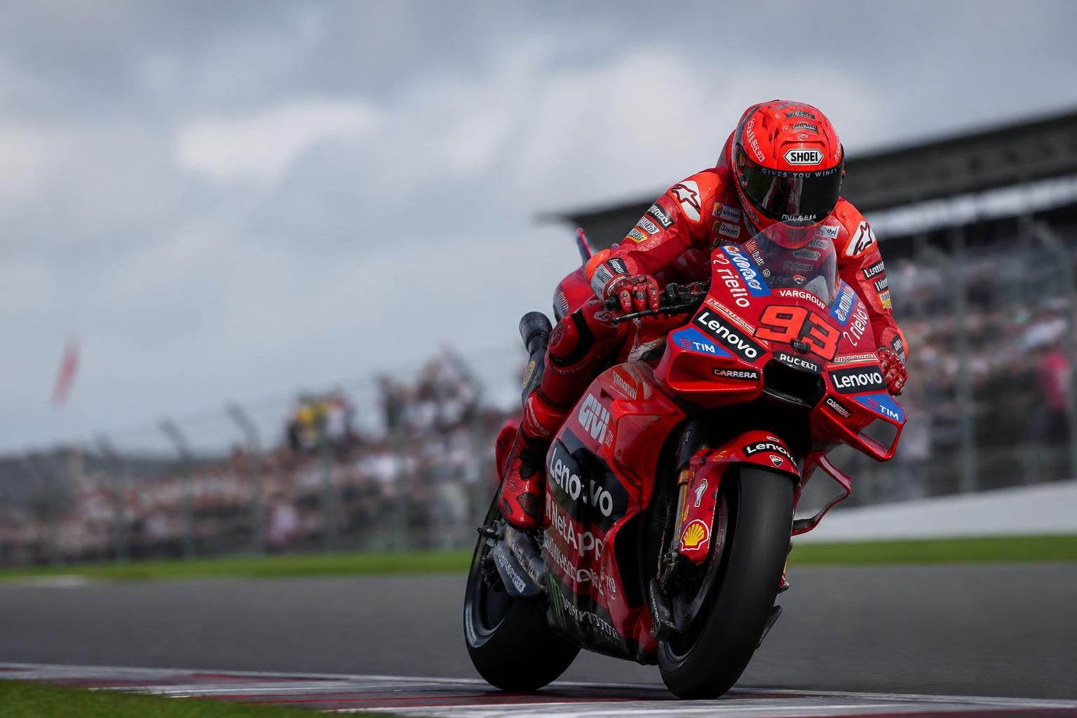revivez la victoire impressionnante de marc márquez au grand prix de grande-bretagne, renforçant sa position de grand favori du championnat.