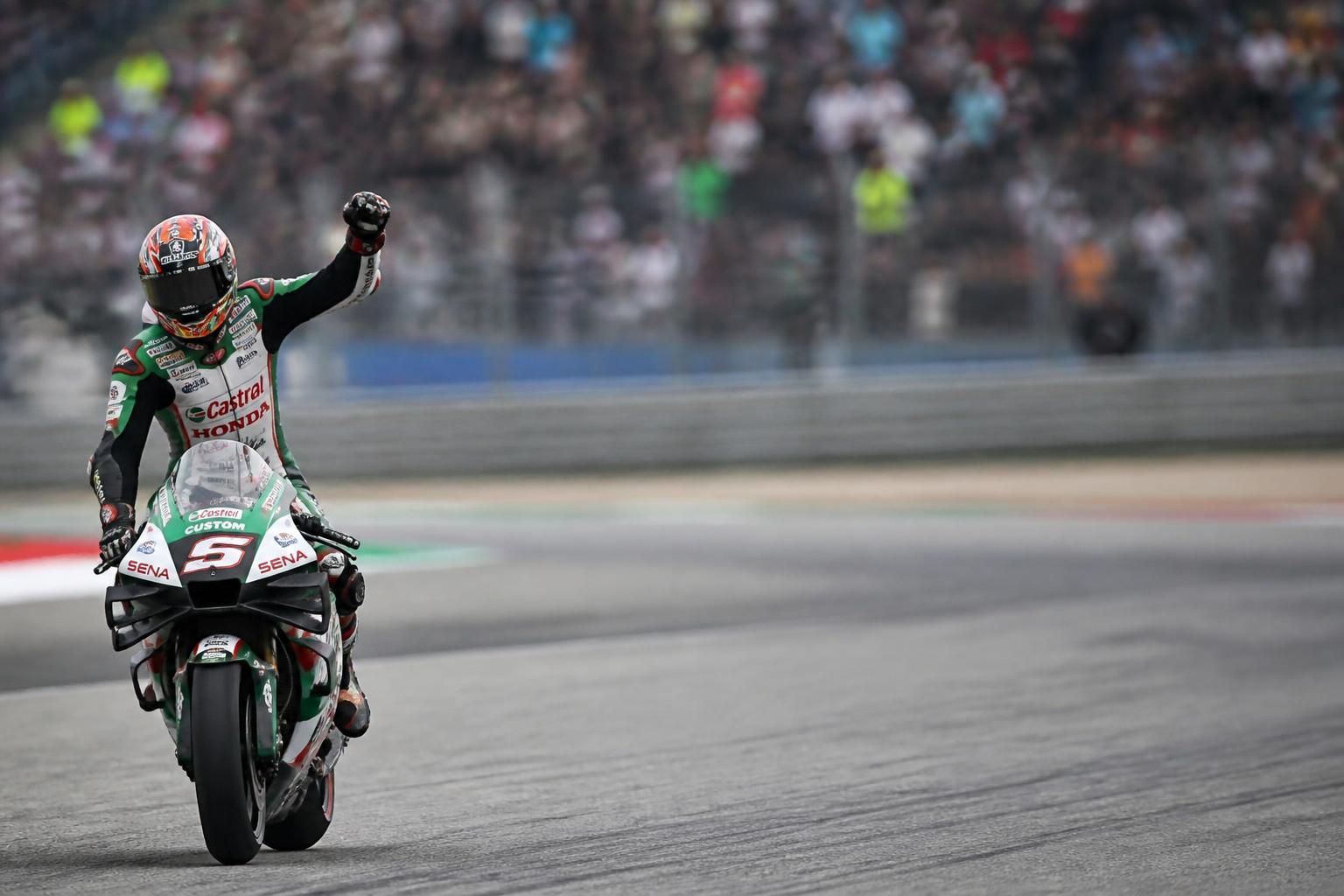 découvrez comment johann zarco a remporté la victoire malgré une course plus difficile que prévu, montrant détermination et maîtrise sur le circuit.