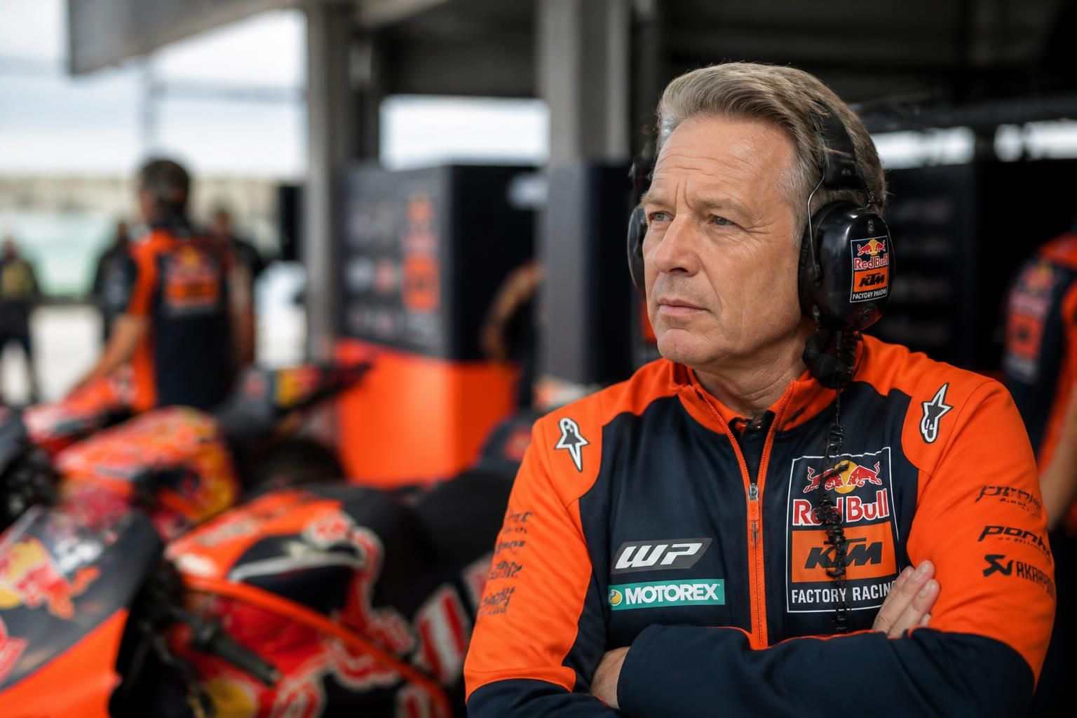 découvrez les réactions d'aki ajo sur les départs d'acosta et binder chez ktm, avec le finlandais qui reste serein au cœur de la tempête.