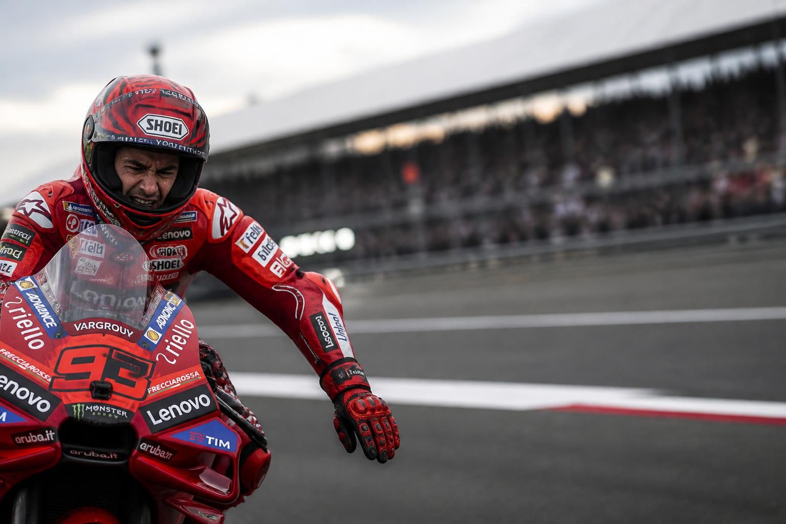 découvrez la frustration de márquez à silverstone face à une moto ingérable et un bras rebelle qui compliquent sa performance lors de la course.