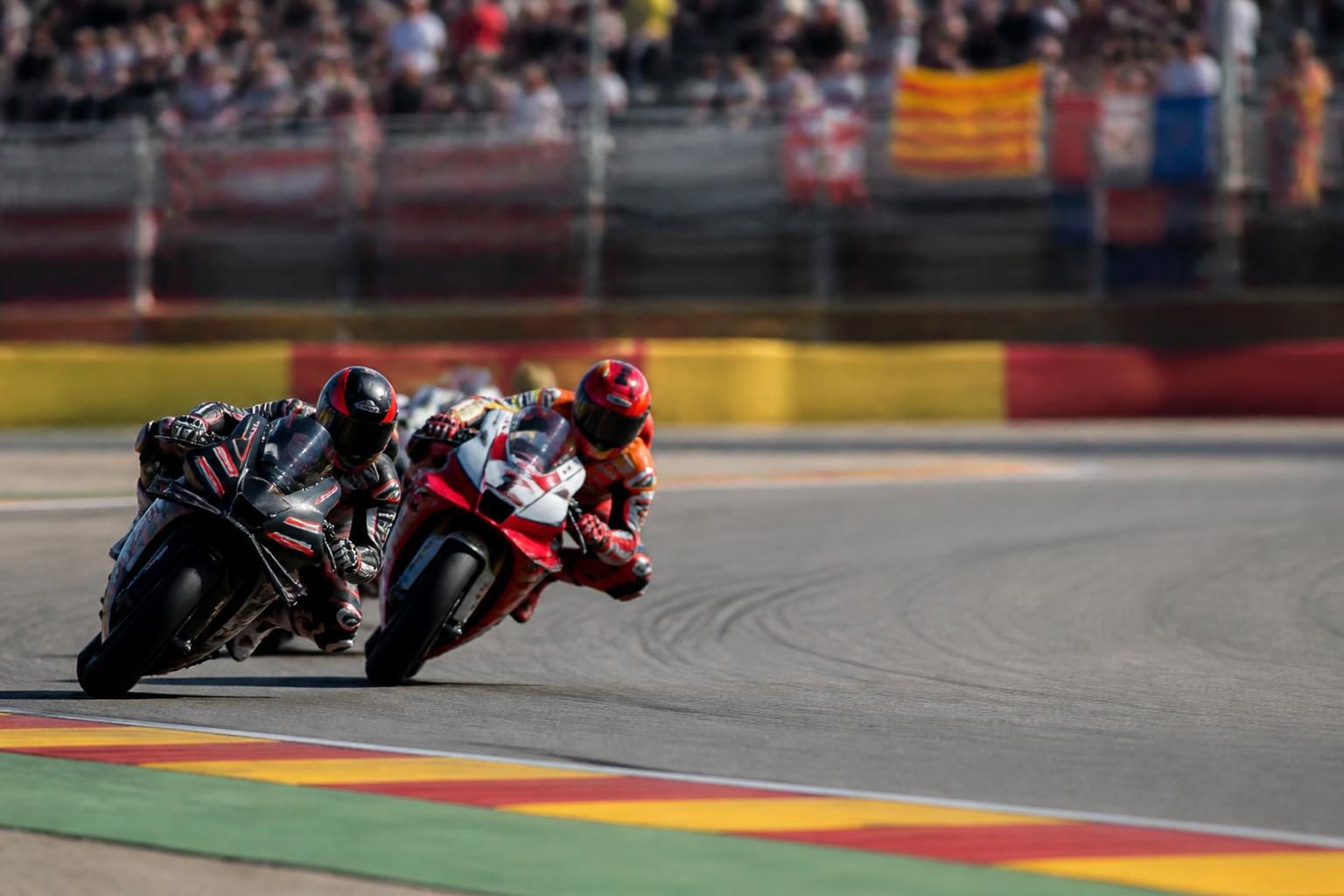 découvrez comment aprilia affronte le légendaire marc mårquez lors du gp d'aragón, un défi crucial pour la marque italienne dans le championnat.