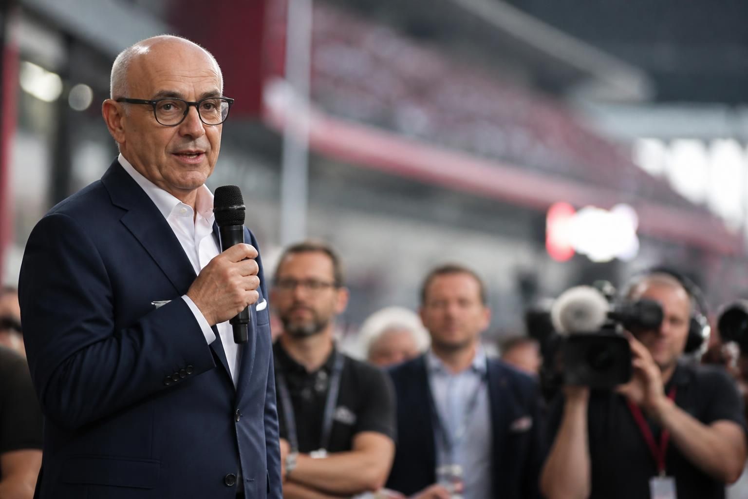 liberty media nomme carlos ezpeleta co-pdg du motogp, renforçant la direction pour l'avenir du championnat de moto.