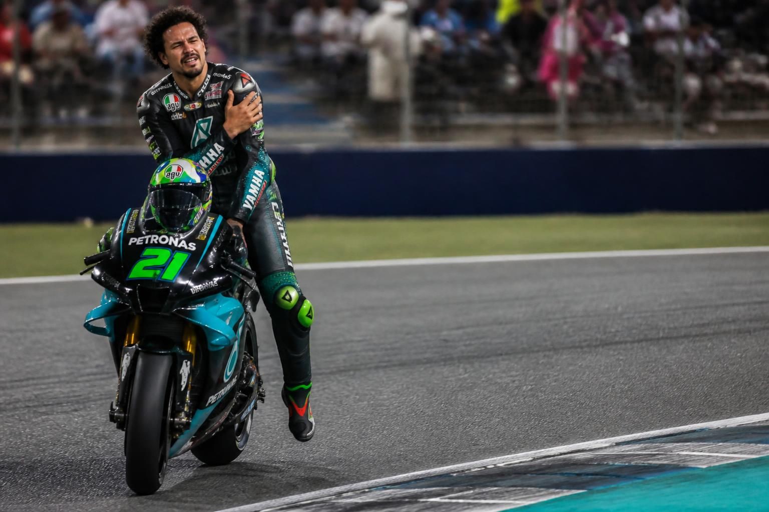 découvrez l'incident entre espargaró et morbidelli, une blessure encore présente qui continue d'impacter la carrière du pilote italien.