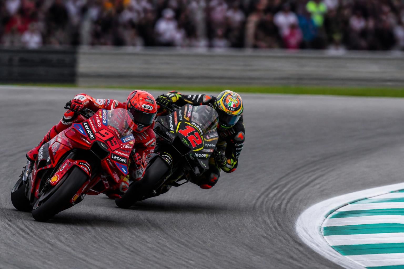 découvrez l'affrontement intense entre márquez et bezzecchi, marqué par des moments où la performance dépasse les stratégies, illustrant l'imprévisibilité du sport.