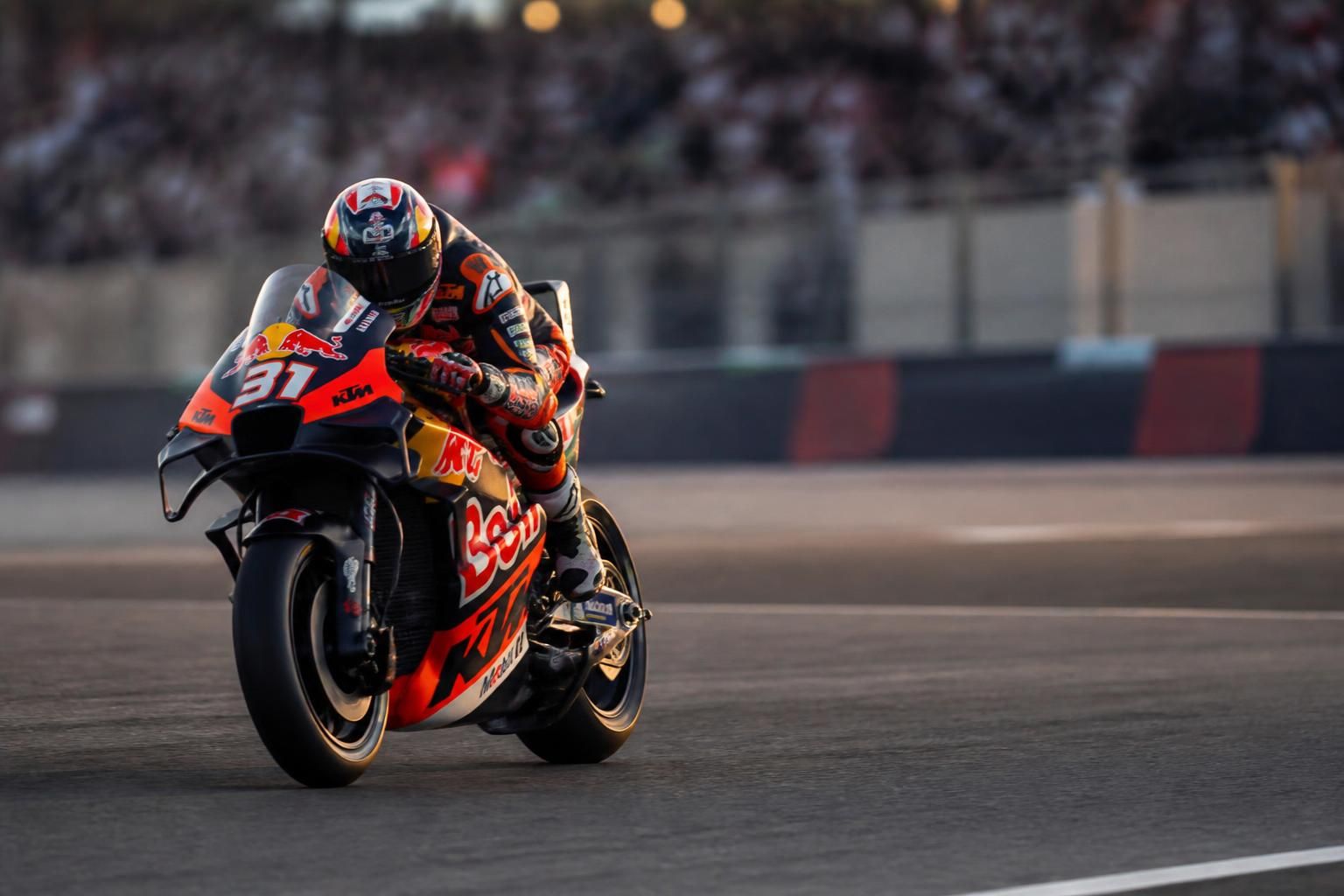 découvrez comment acosta met au défi ktm en motogp et partage son immense satisfaction après une expérience riche en apprentissages.