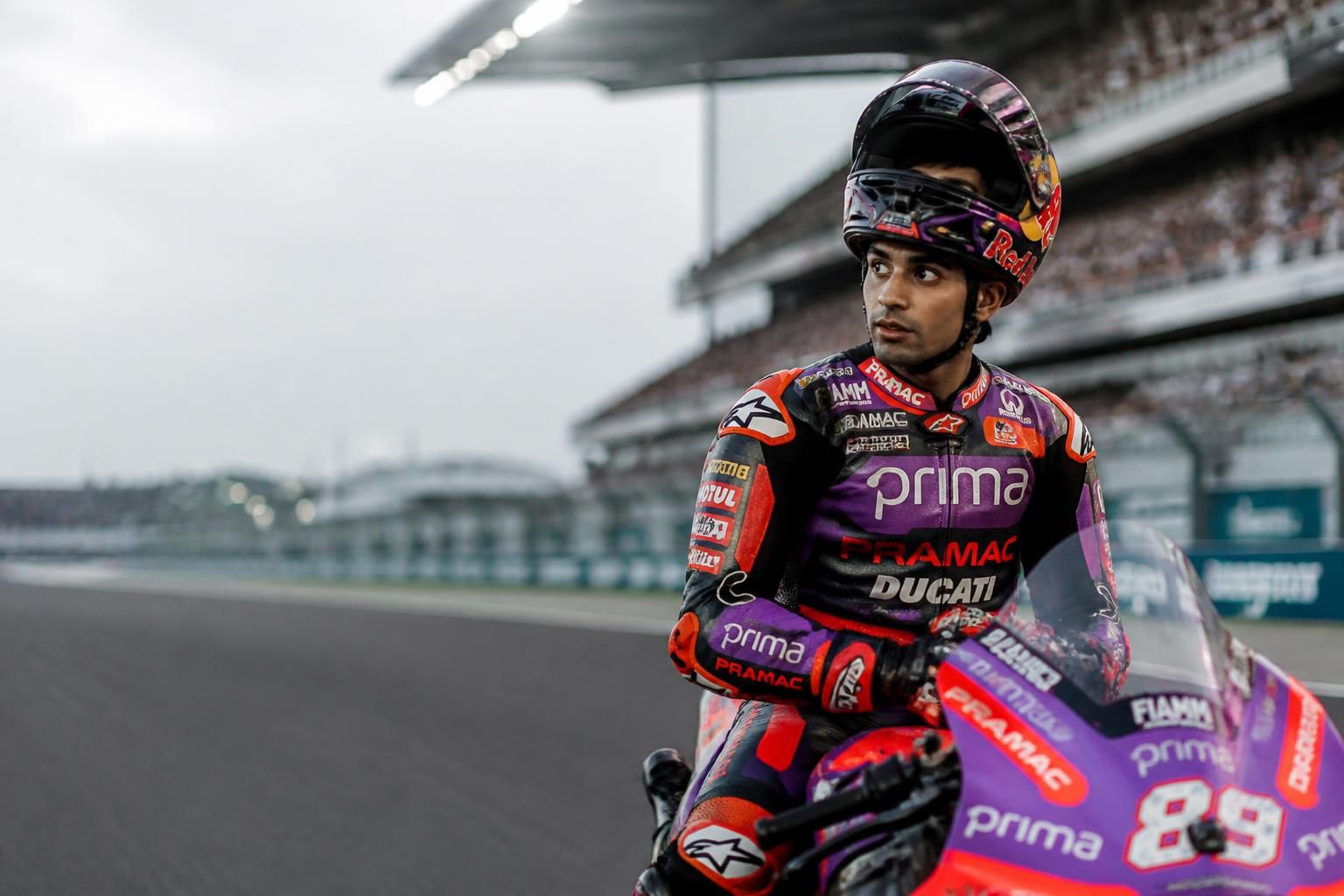 découvrez l'analyse de jorge martín, leader inattendu du motogp, qui admet la supériorité de ses adversaires dans la course au championnat.