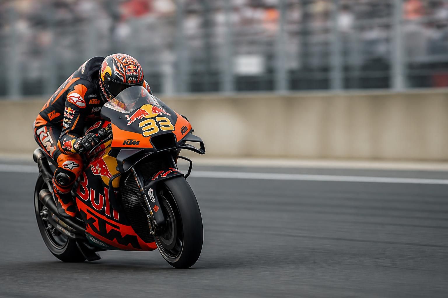 motogp : ktm améliore ses moteurs après une série inquiétante de défaillances, garantissant désormais des performances et une fiabilité accrues sur les circuits.