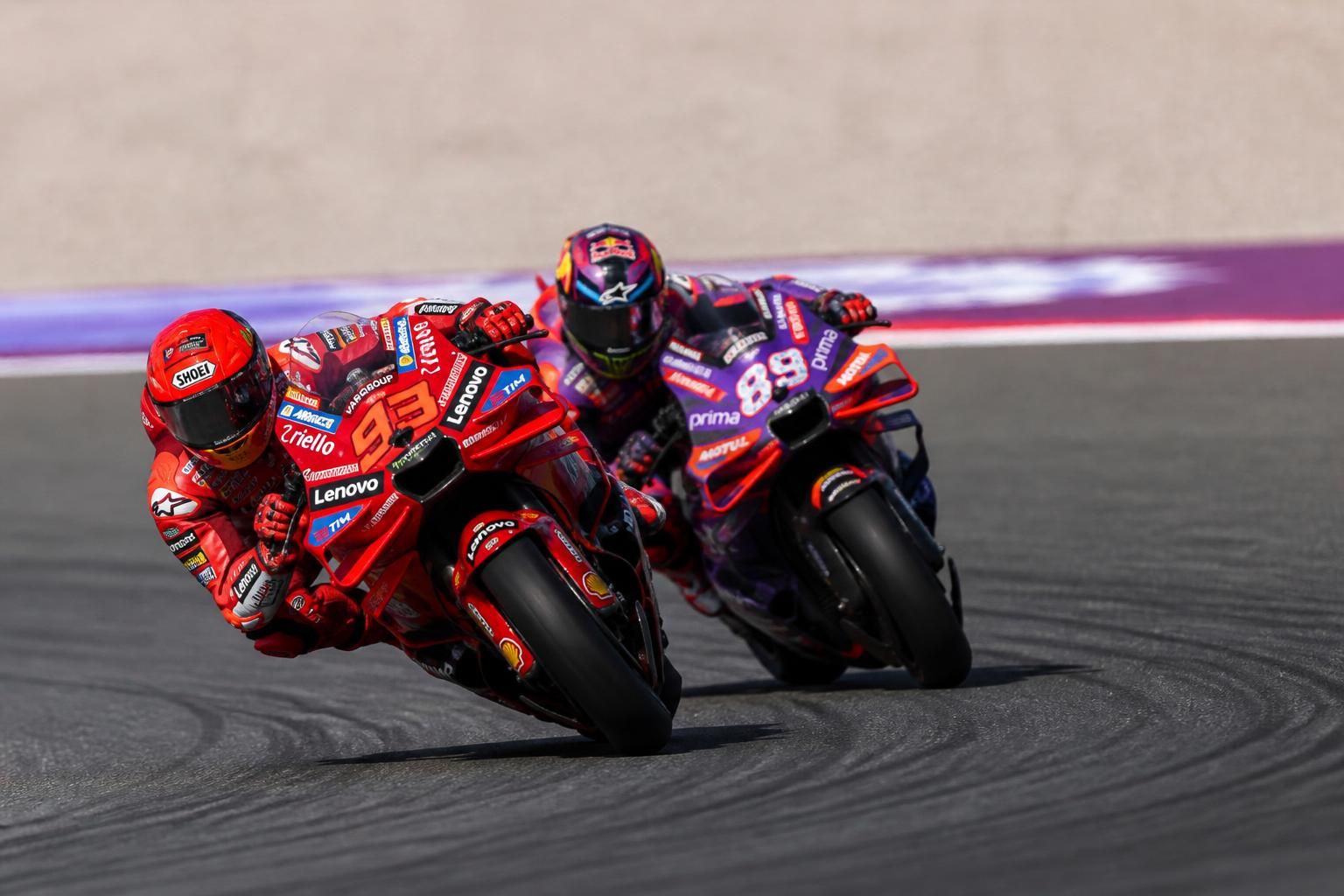 découvrez le duel passionnant entre marc marquez et jorge martin en motogp, une rivalité intense qui dépasse la compétition sur la piste.
