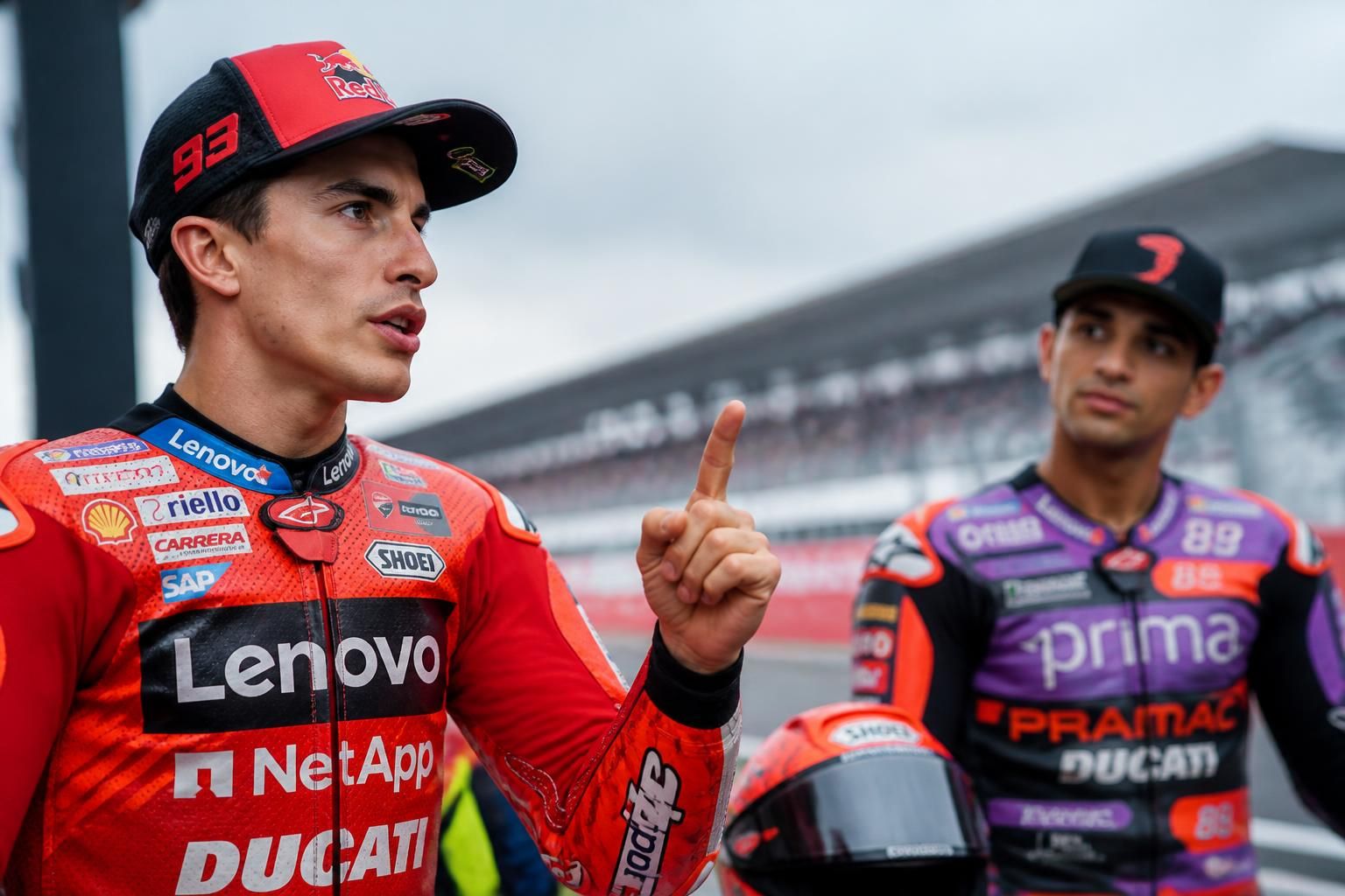 motogp : marc marquez envoie un avertissement fort à jorge martin avant le grand prix de silverstone, promettant une course intense et pleine de rivalité.