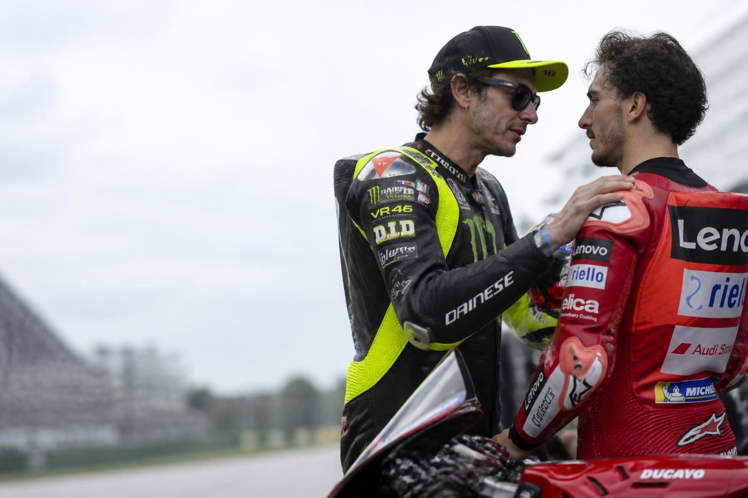 découvrez le soutien d'une icône du motogp envers bagnaia, confronté à des défis au sein de l'équipe italienne, et son impact sur la discipline.