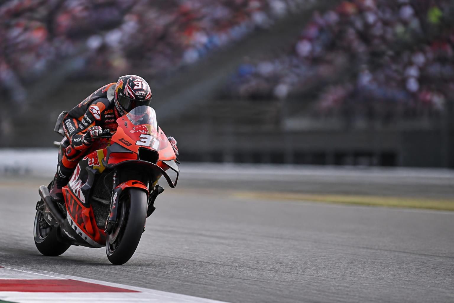 découvrez l'interview exclusive de pedro acosta sur motorsport.com, où il partage ses défis, ses ambitions et révèle son style unique qui le distingue sur la piste.