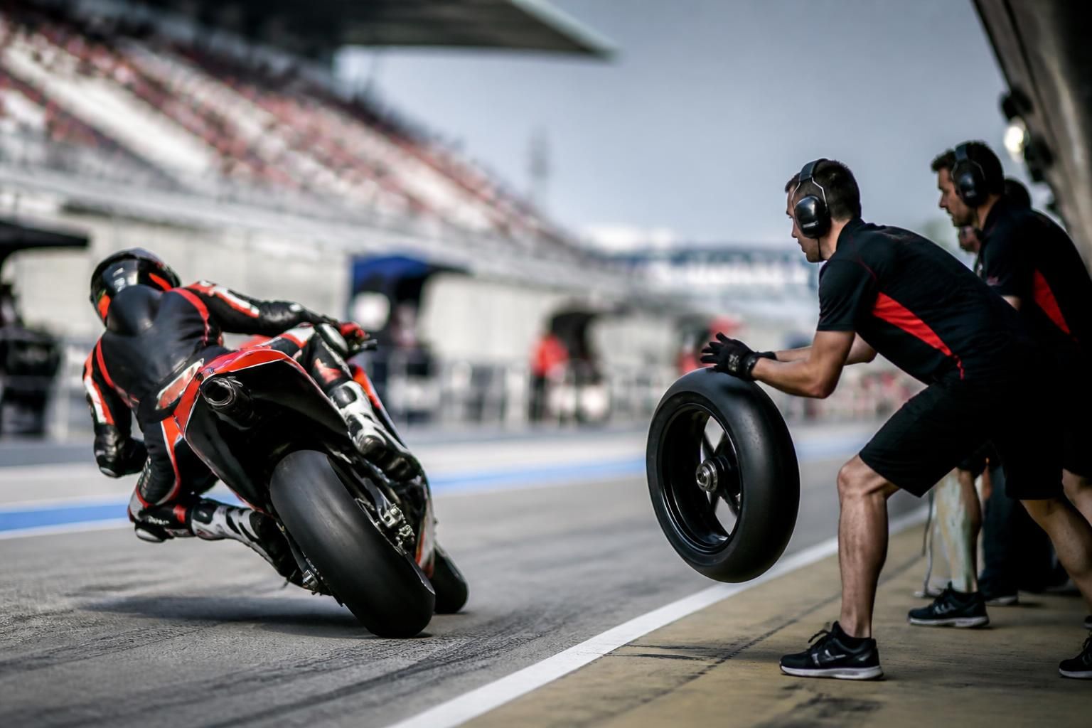 découvrez le coût d'un pneu en motogp et qui prend en charge cette dépense essentielle dans le championnat de motos le plus prestigieux au monde.