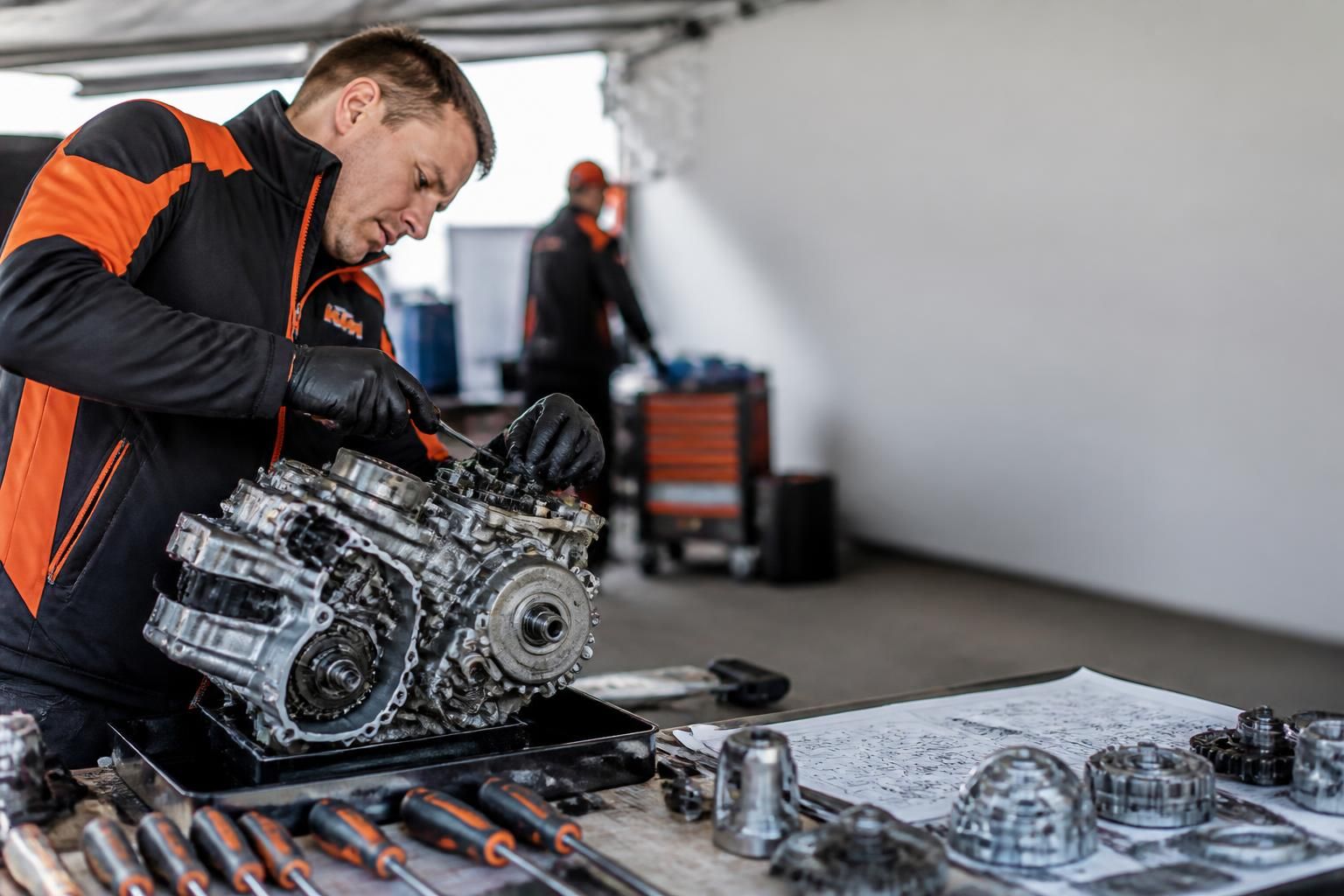 découvrez comment redonner vie à votre moteur ktm grùce à une remise à neuf complÚte aprÚs un démontage approfondi, garantissant performance et fiabilité renouvelées.