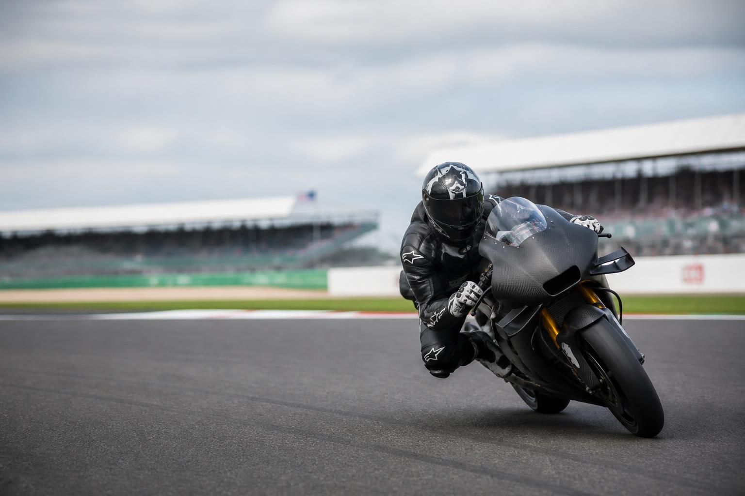 découvrez pourquoi viñales sera absent à silverstone et comment espargaró prendra le volant chez tech3 pour cette course essentielle du championnat.