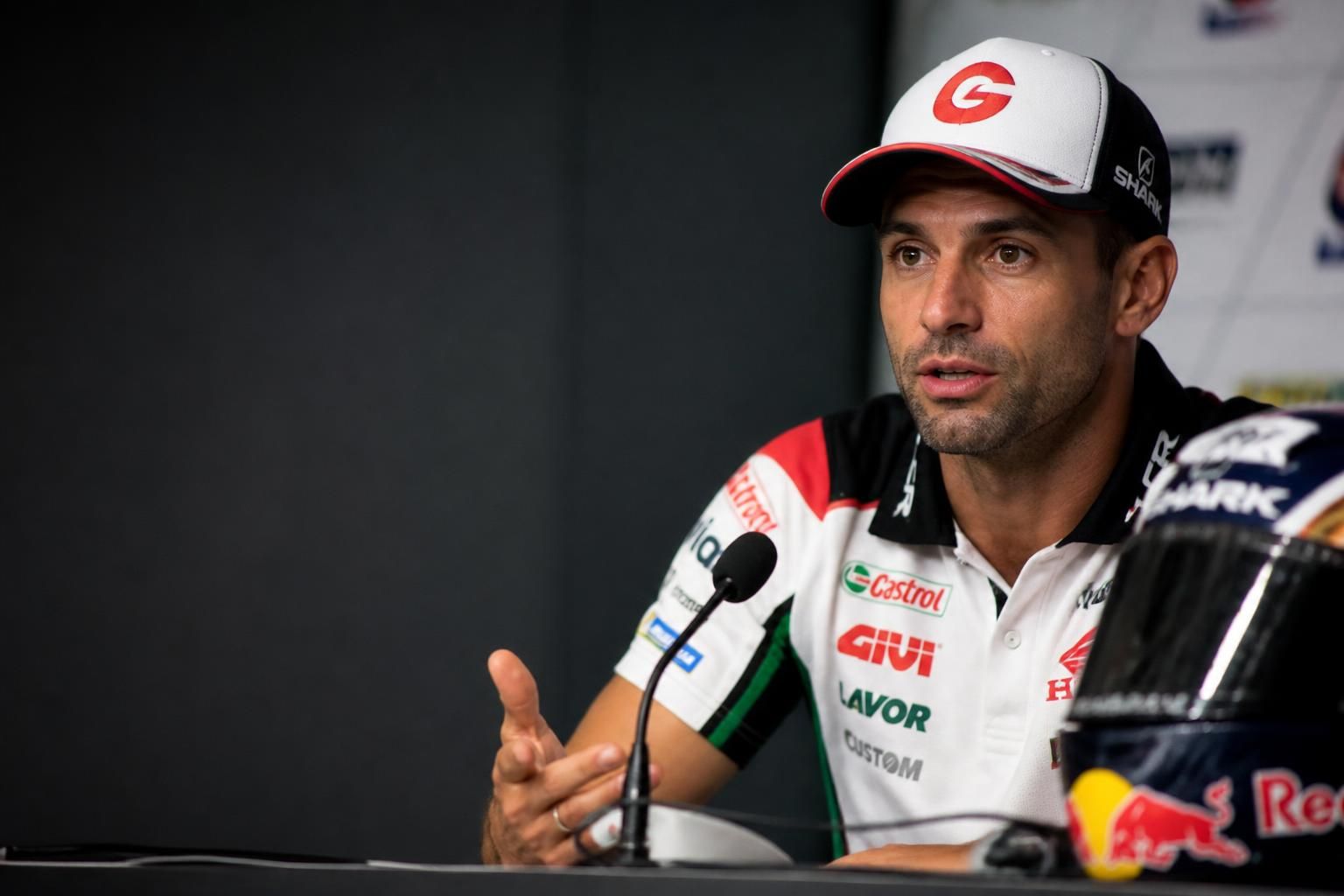 zarco revient sur sa pénalité en expliquant qu'il ne cherchait pas à jouer au super-héros lors de l'incident, offrant son point de vue sur l'événement.