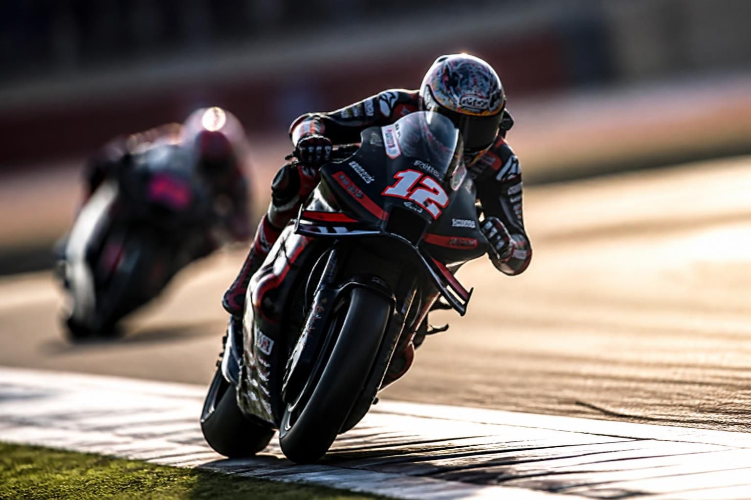 aprilia : rivola encourage ses pilotes à tirer parti des enseignements de marc márquez pour améliorer leurs performances.