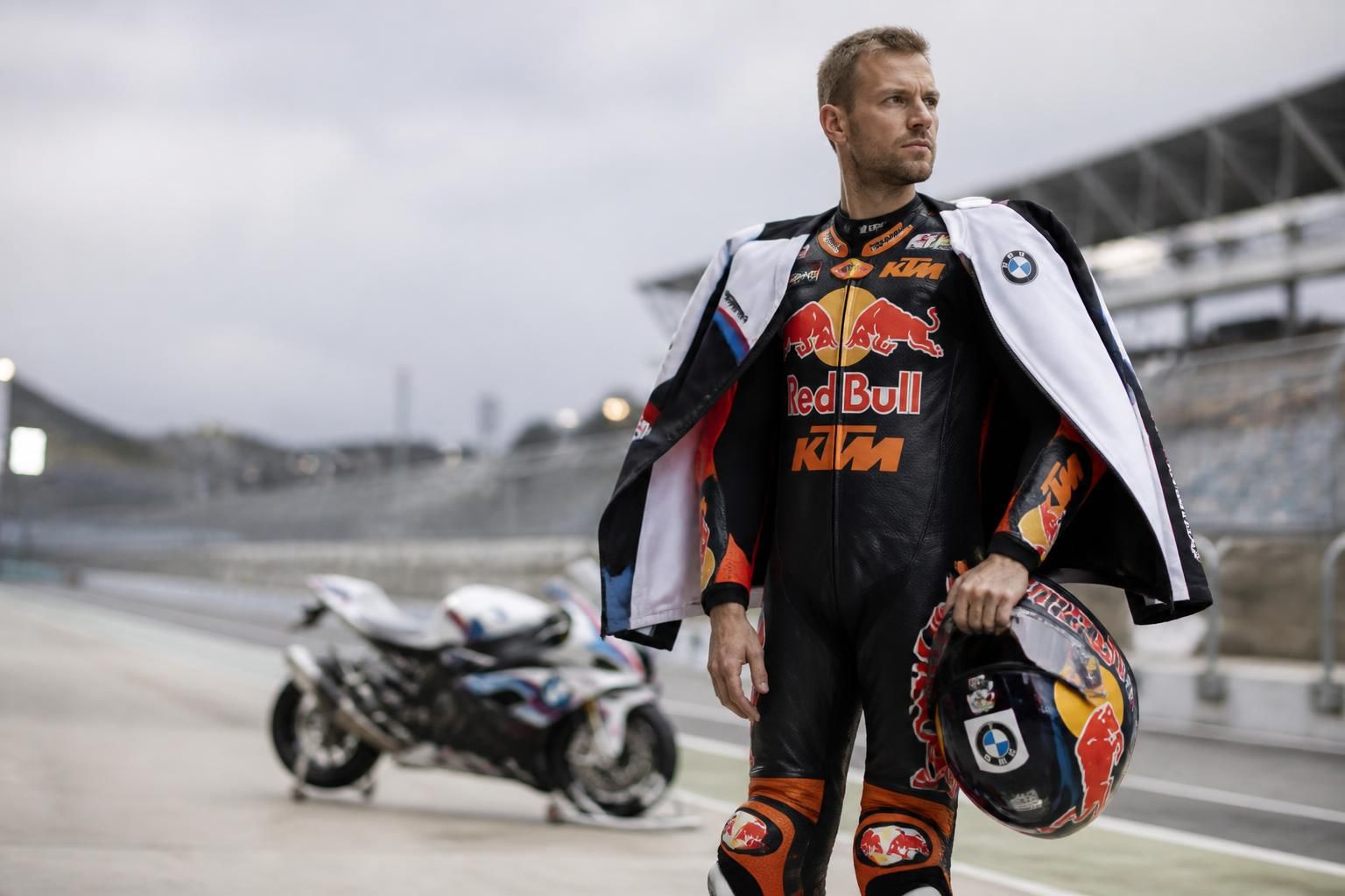 découvrez pourquoi brad binder quitte le motogp et ktm pour relever un nouveau défi passionnant avec bmw, une nouvelle étape majeure dans sa carrière.