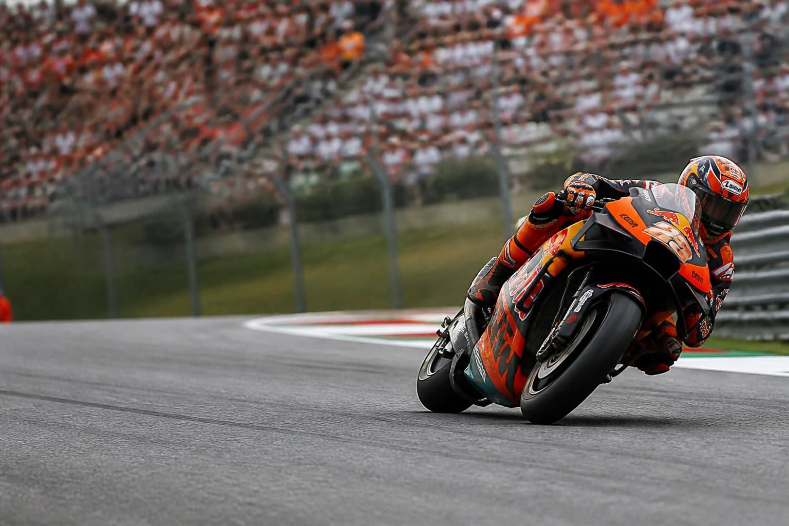 découvrez comment ktm a renforcé sa position en motogp lors du grand prix d'autriche grâce à des performances remarquables et une stratégie efficace.