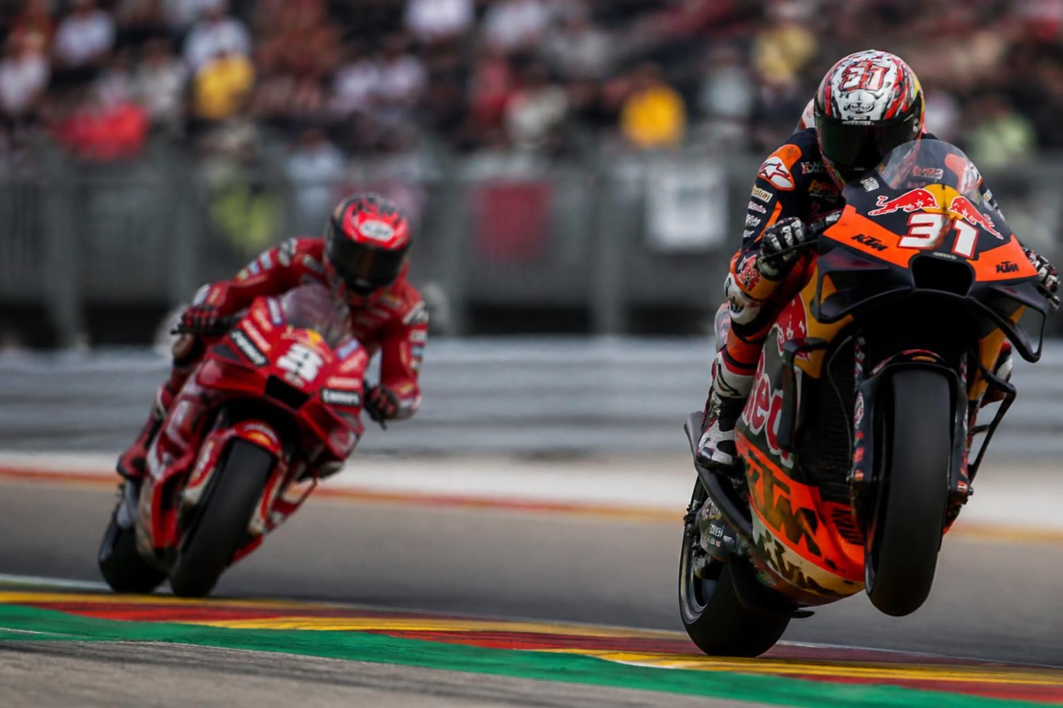revivez le gp d'aragon avec enea bastianini impressionné par la performance spectaculaire de pedro acosta sur le circuit. découvrez les moments forts et analyses.