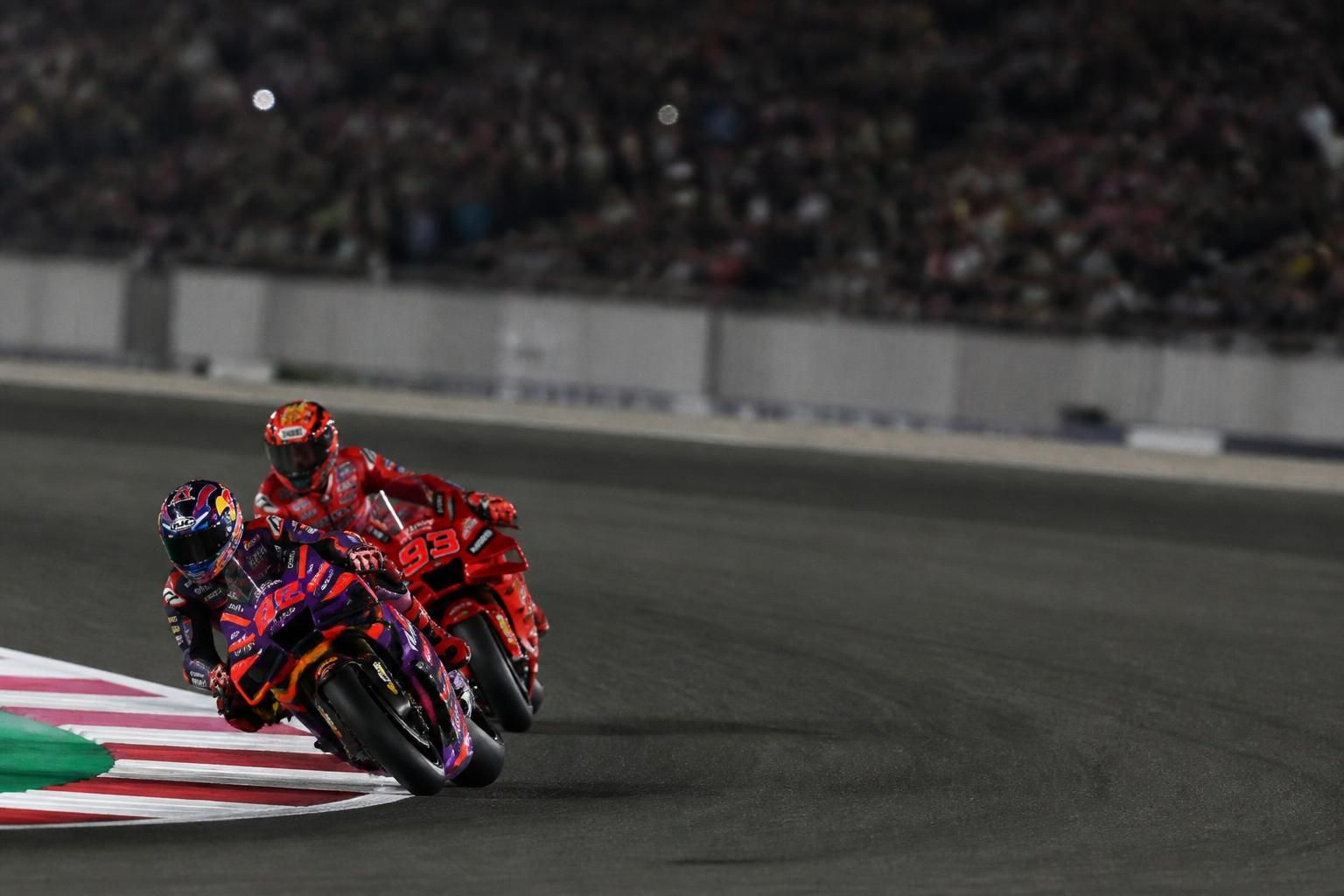 découvrez le grand prix du japon avec márquez sous pression face à un martin en pleine forme, pour un affrontement prometteur et intense sur le circuit. suivez toute l'action et les enjeux de cette course passionnante.
