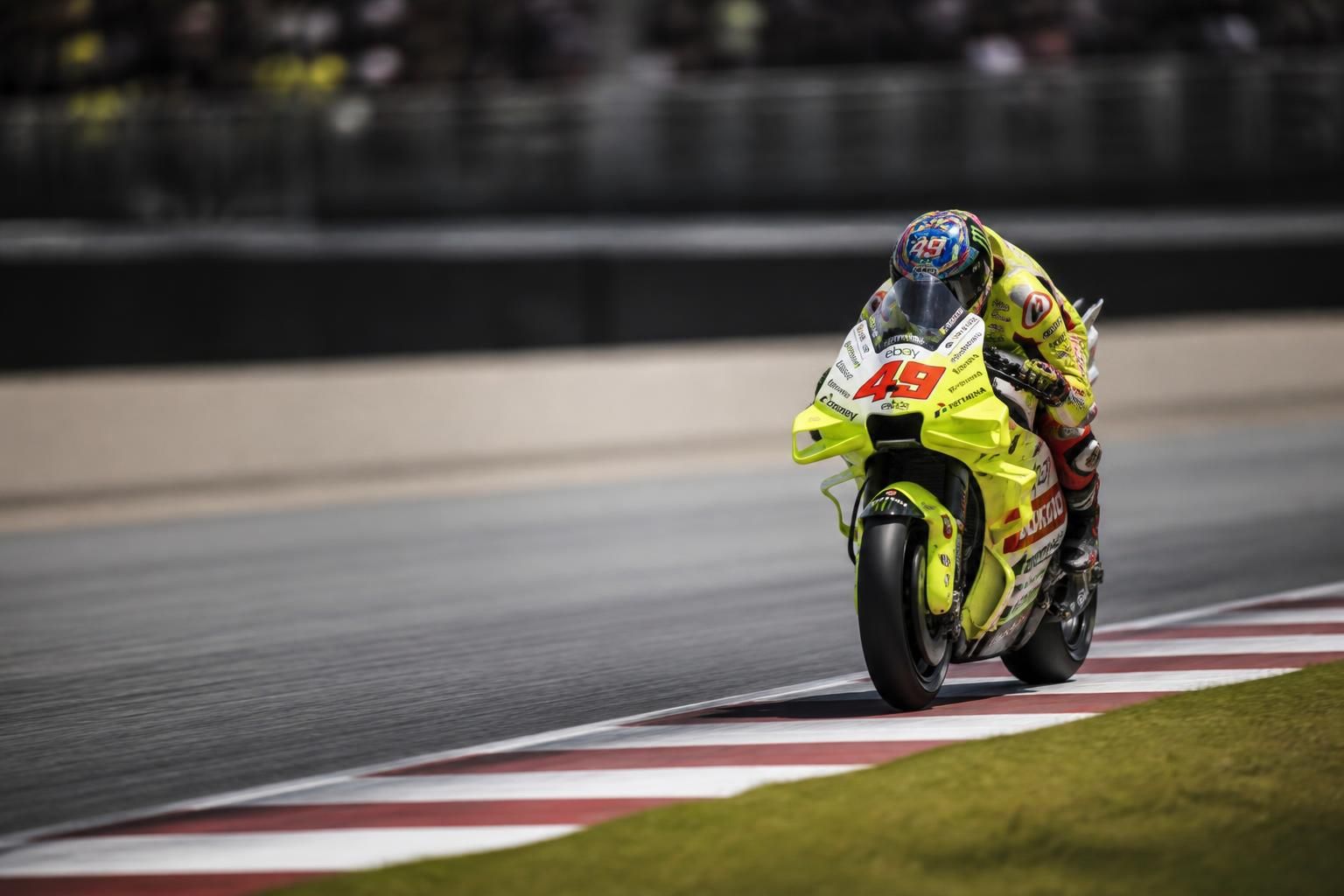 découvrez comment di giannantonio utilise son calme et sa stratégie pour rester dans la course au titre en motogp, offrant une performance pleine de maîtrise et de détermination.