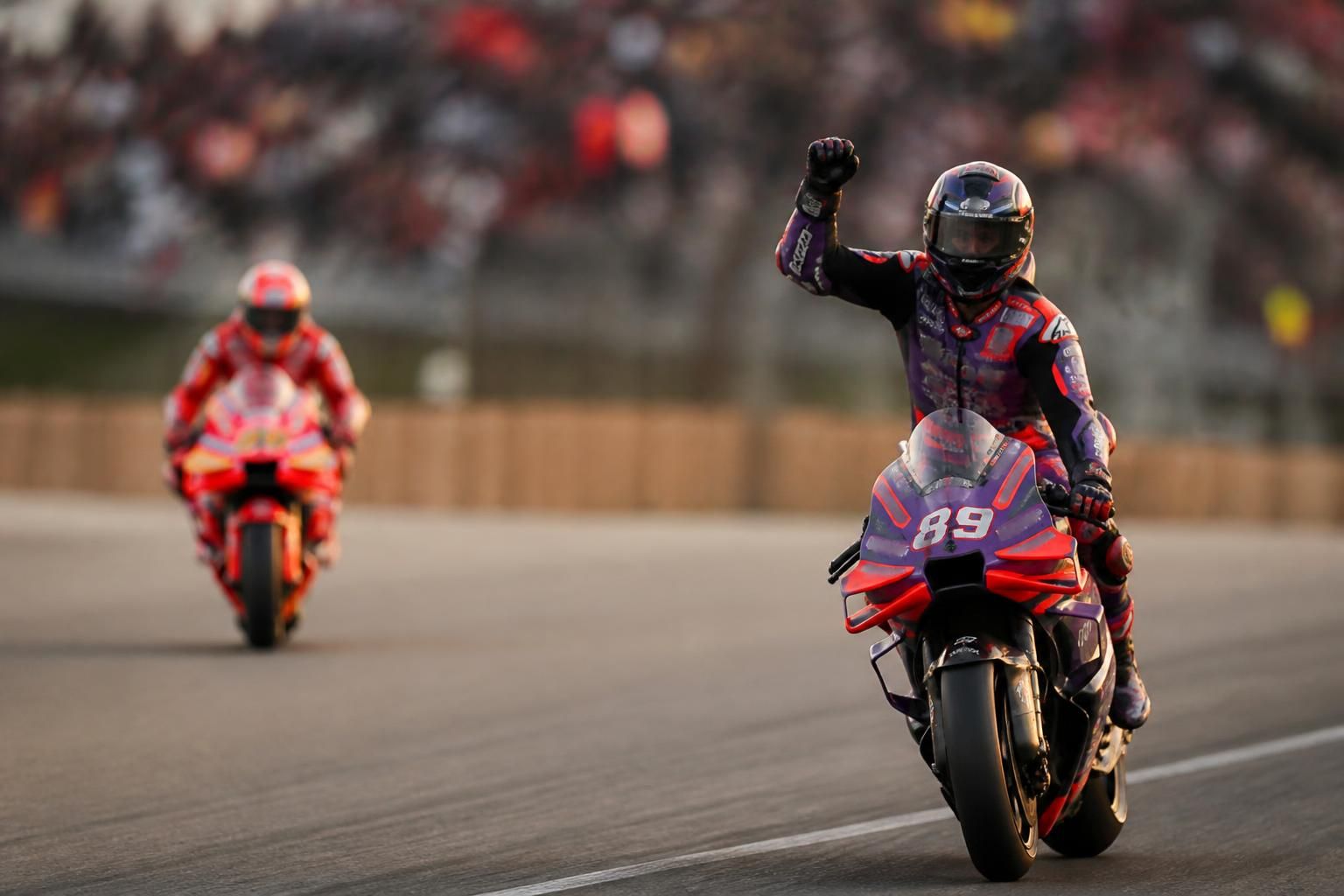 découvrez comment jorge martín a envoyé un signal fort à marc márquez lors de sa démonstration impressionnante au grand prix motogp d'aragon.