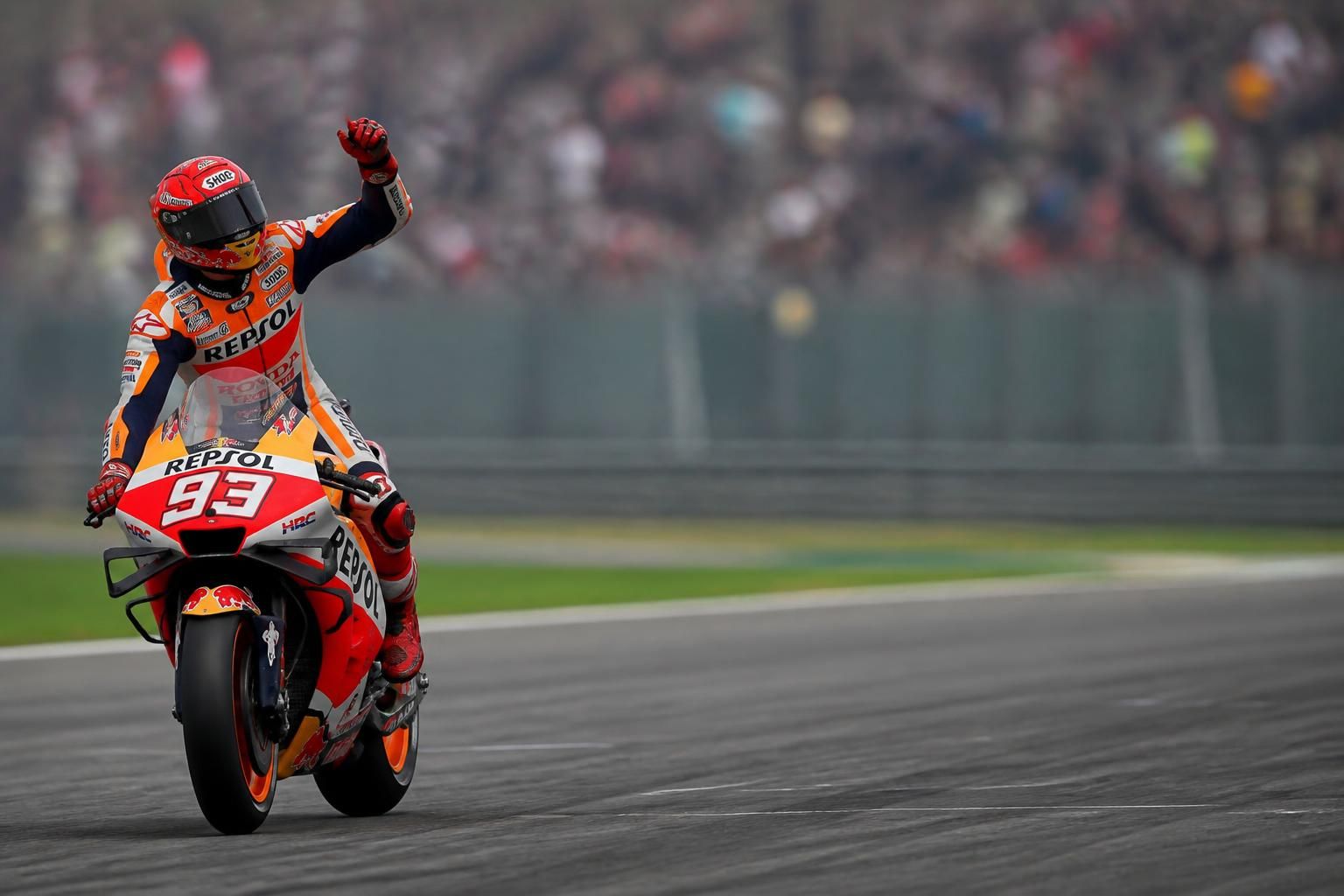 découvrez la signification dévoilée par marc márquez concernant son geste avec le bras lors du dernier grand prix de motogp.