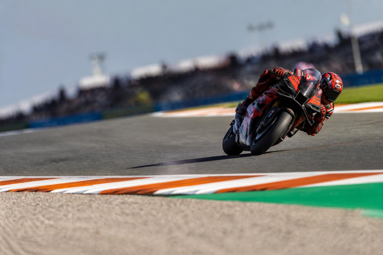 le tracé emblématique du motogp prolonge sa présence au calendrier officiel pour trois saisons supplémentaires, garantissant des courses passionnantes et des défis uniques pour les pilotes.