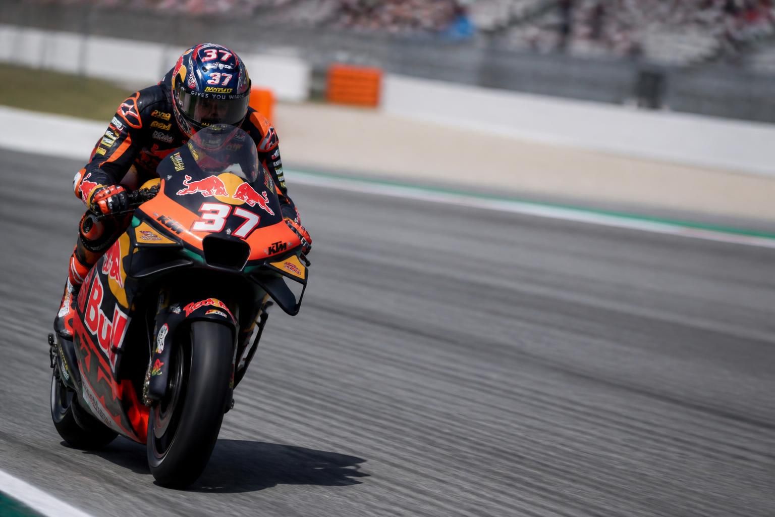 découvrez comment pedro acosta transforme la ktm en une machine de victoire grâce à son style de pilotage unique et maîtrisé.