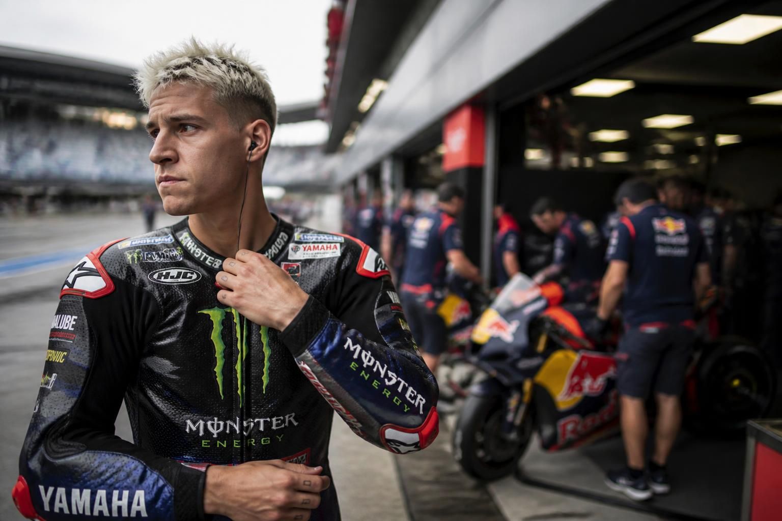 découvrez pourquoi fabio quartararo est contraint de quitter l'équipe monster alors que red bull prend place chez honda, et ce que cela signifie pour sa carrière en motogp.