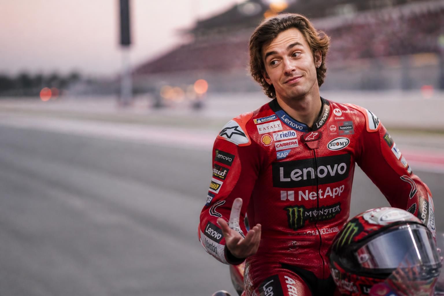 bastianini réagit avec ironie à une pénalité controversée qu'il estime 'un peu injuste', exprimant son point de vue sur cette décision surprenante.