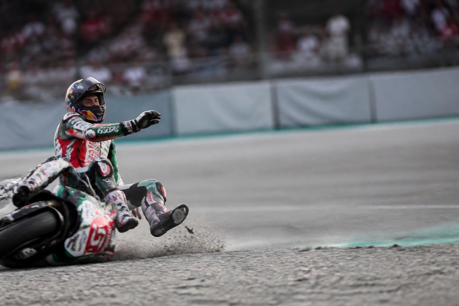 revivez le grand prix du japon à motegi où johann zarco a connu une chute spectaculaire et a fait une révélation bouleversante qui suscite l'émotion dans le monde du motogp.