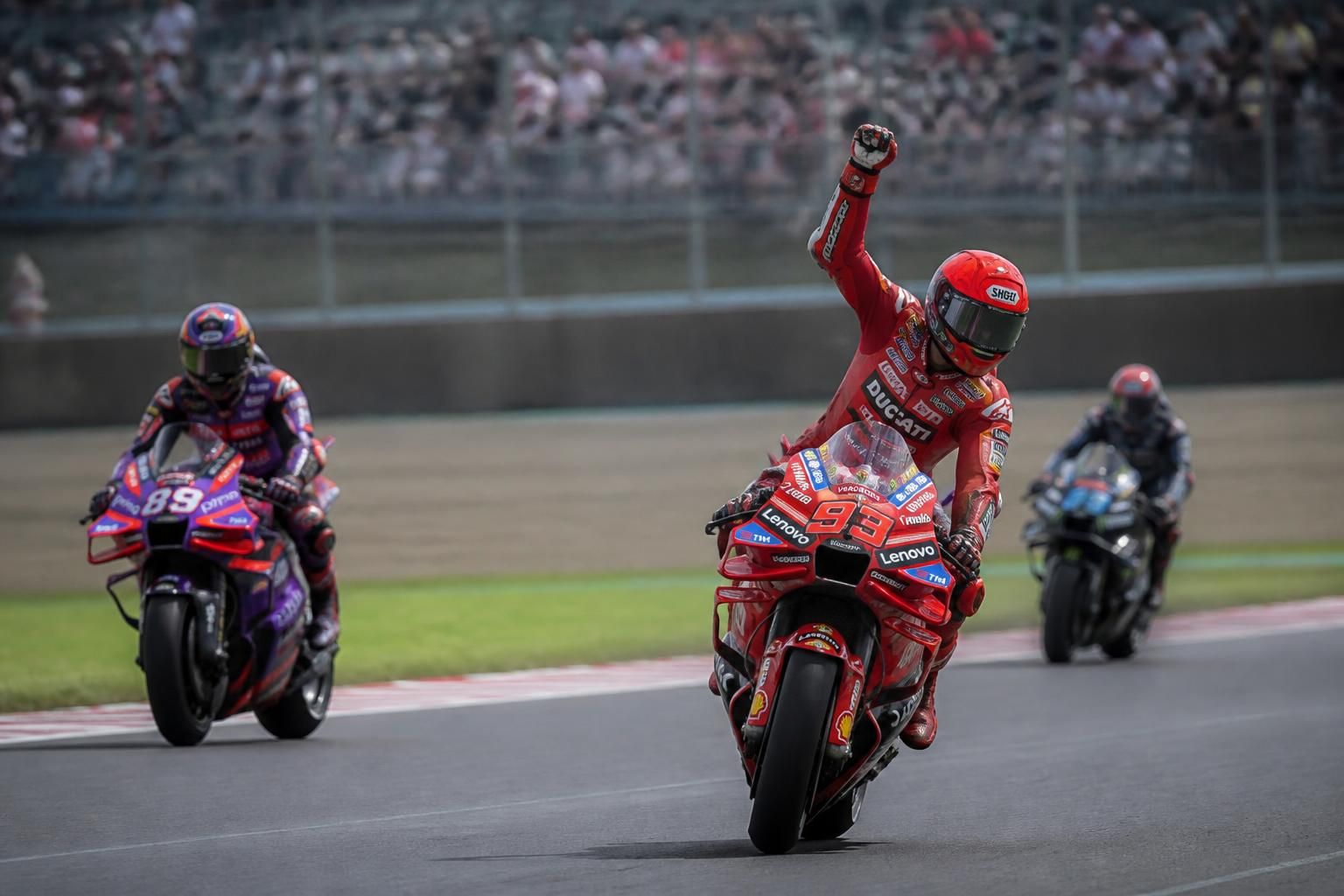 revivez le grand prix du japon à motegi où márquez remporte une victoire éclatante, renforçant sa rivalité avec martín, tandis que quartararo accumule des points cruciaux dans la course au championnat.