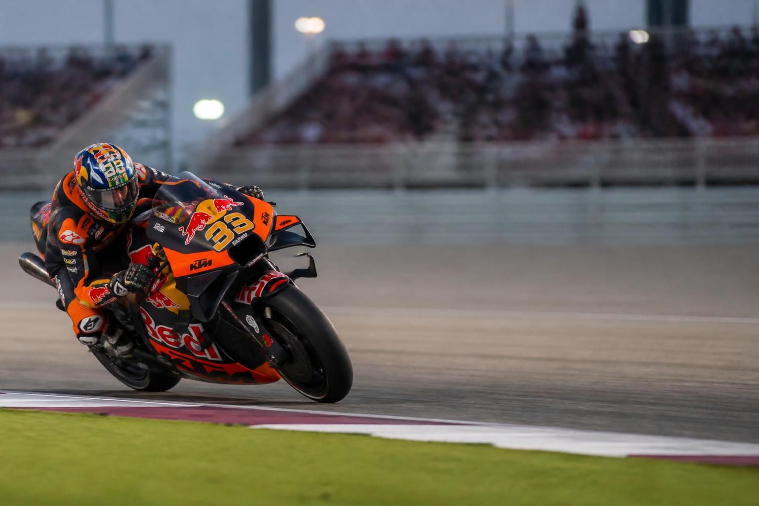 découvrez comment ktm dissipe les doutes et dévoile sa stratégie ambitieuse pour dominer le futur du motogp.
