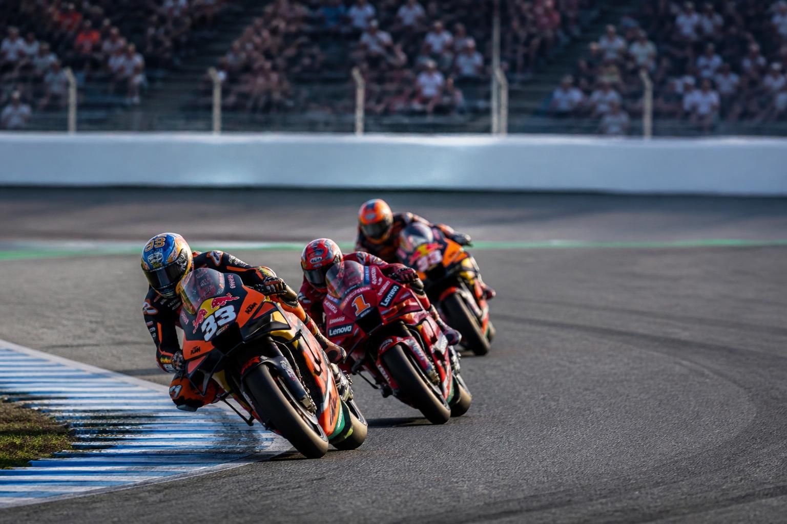 découvrez tout sur le grand prix du japon motogp, une course décisive dimanche où une bataille épique pour le titre se joue. suivez le classement et les temps forts en détail.