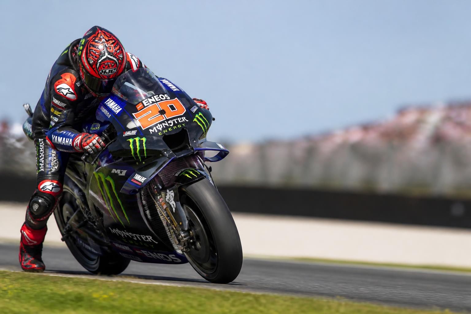 fabio quartararo fait face à des problèmes avec la partie avant de sa yamaha lors du grand prix d'australie, impactant ses performances sur la piste.